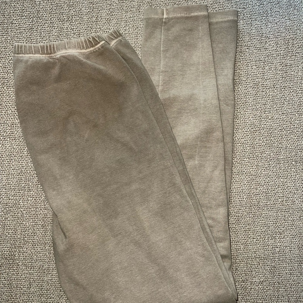 Skims outdoor leggings in color malachite